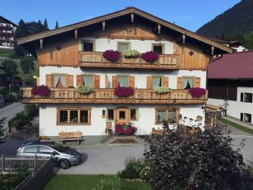Ferienwohnung für 3 Personen, mit Pool und Balkon sowie Garten, kinderfreundlich in Berwang