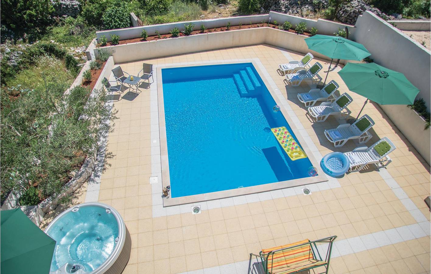 Geräumige 2-Zimmer-Wohnung mit Pool, Terrasse und WLAN in Makarska Riviera