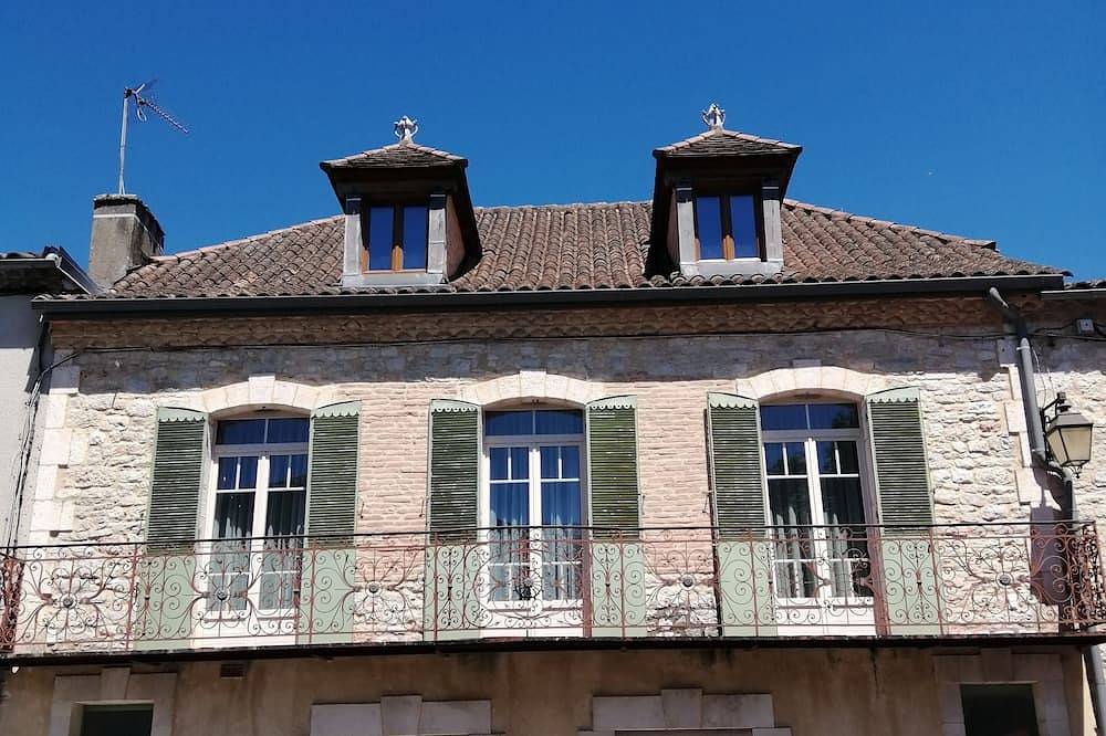 Demeure de caractère spatieuse avec Terrasse-patio. Idéale pour 4 /6 personnes in Gramat, Massif central