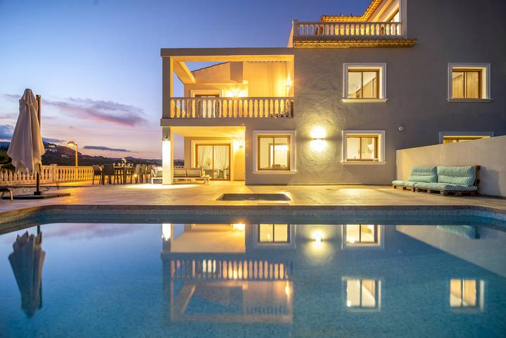 Villa für 14 Personen, mit Terrasse und Garten sowie Whirlpool, mit Haustier in Calpe
