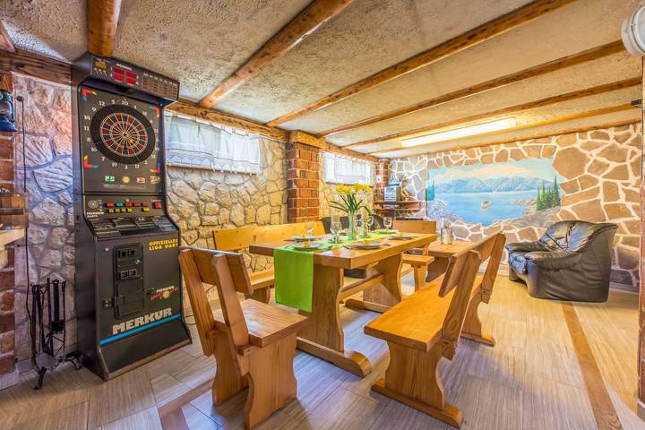 Ferienhaus für 8 Personen, mit Pool und Garten