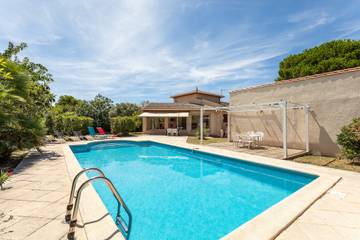 Location de vacances pour 8 personnes, avec piscine ainsi que jardin et terrasse au Grau-d'Agde