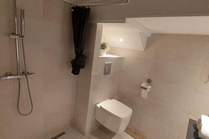 Romantisch Übernachten auf dem Wasser in Heerenveen, Friesland