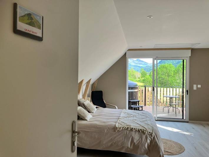 Chambre d’hôte pour 2 personnes, avec Balcon et Jacuzzi ainsi que Terrasse et Jardin à Apchon