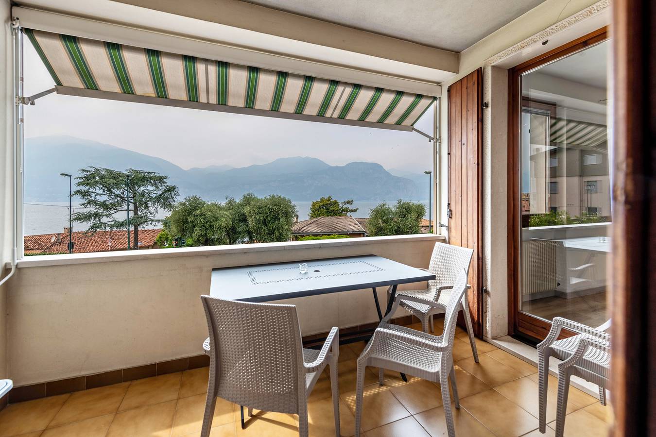 Apartamento entero, Apartamento 'Casa Tuly ' con vistas al lago, terraza privada y Wi-Fi in Brenzone, Montañas Garda