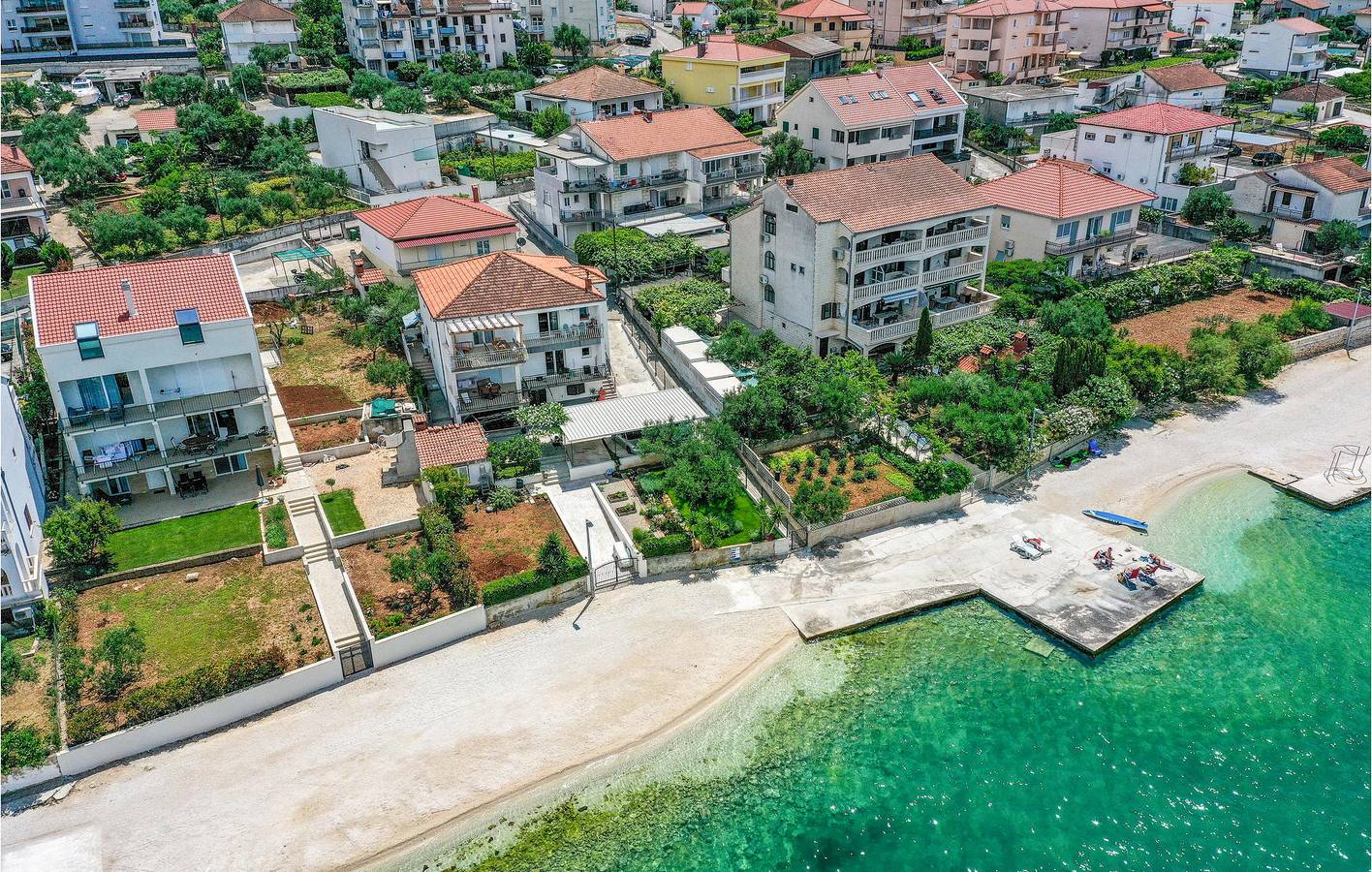Ganze Ferienwohnung, Ferienwohnung für 6 Personen mit Terrasse in Okrug Gornji, Ciovo