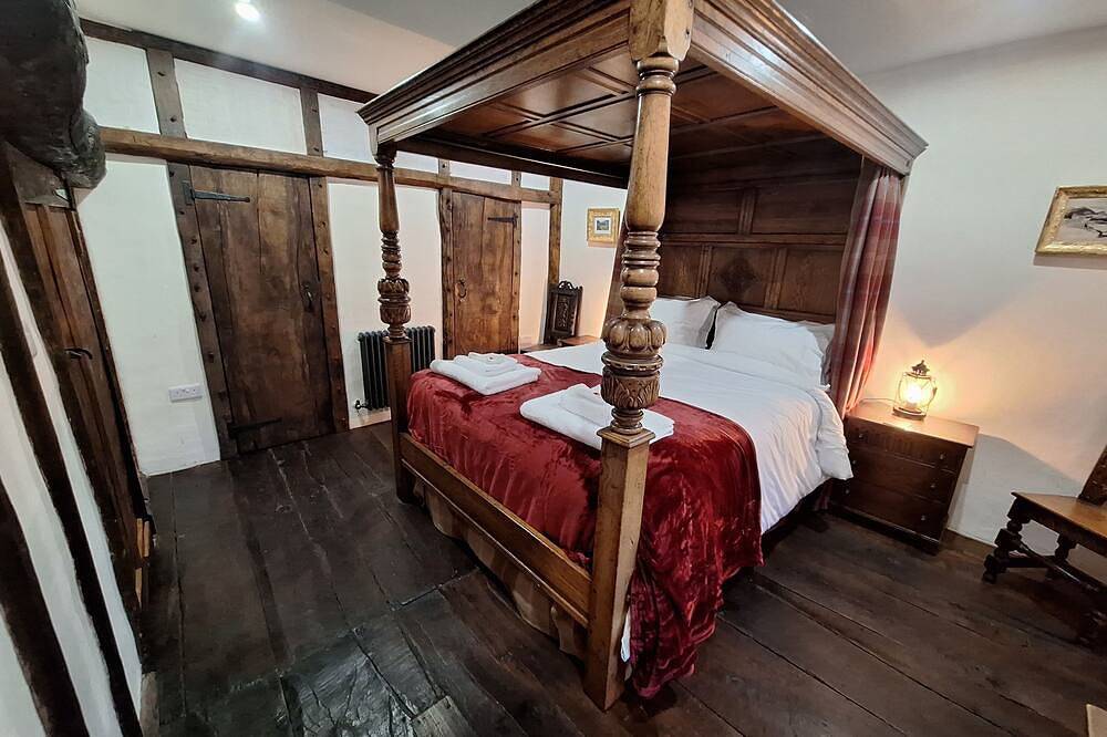 400 Year Old Lake District Cottage + Hot Tub Borrowdale Keswick Mountain Views in Lake District