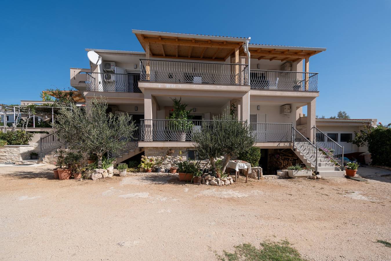 Ganze Wohnung, 2-Zimmer-Ferienwohnung mit Terrasse und Meerblick Zubovici (Pag) -b in Zubovići, Pag