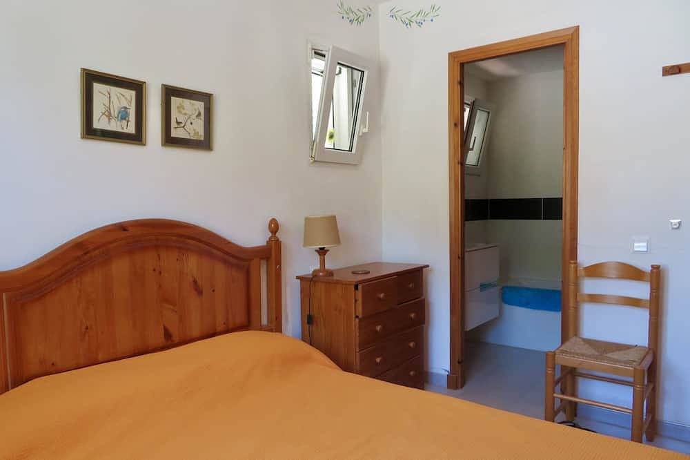 Entire apartment, Upgraded, traditional-style apartment with balcony overlooking golf course. in Son Parc, Es Mercadal