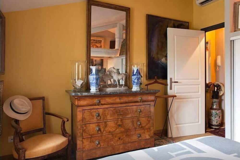 Appartement entier, Charmant appartement d'artiste Place de la Maison Carrée in Nîmes, Région de Nîmes