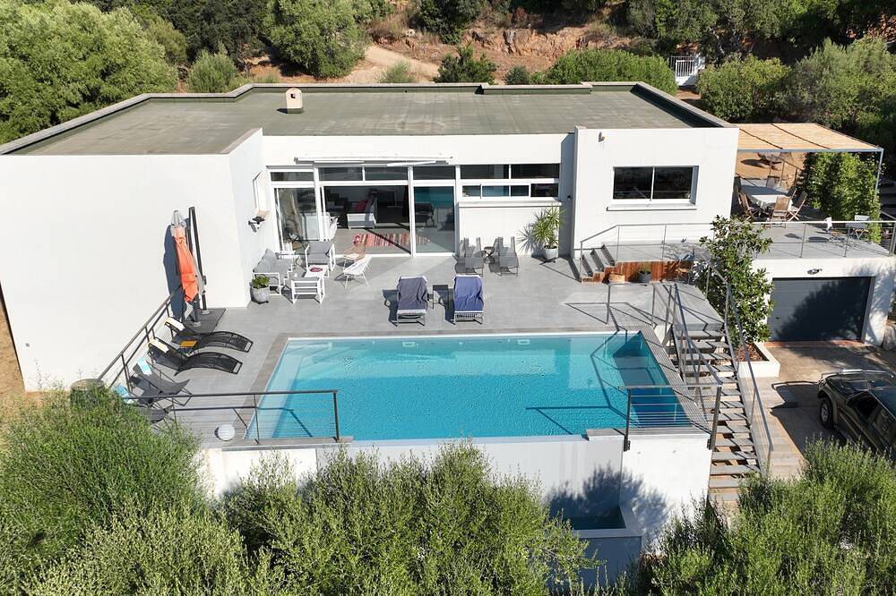 Villa 6 to 12 pers, swimming pool, 3mn walk to beaches, restaurants & water activities in Pinarellu, Zonza