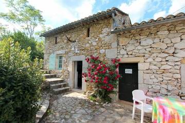 Gîte pour 4 personnes, avec terrasse ainsi que piscine et jardin, animaux acceptés à Verfeuil