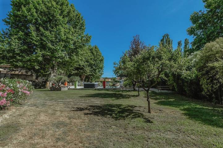 Guest rooms with Jacuzzi and swimming pool in Saint-Victoret, Mittelmeerküste (Frankreich)