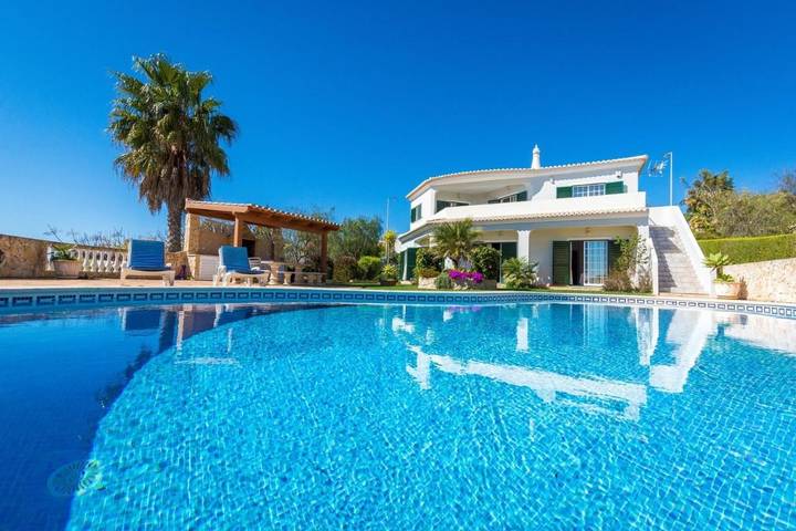 Villa voor 8 personen, with zwembad and tuin as well as terras in Praia da Luz