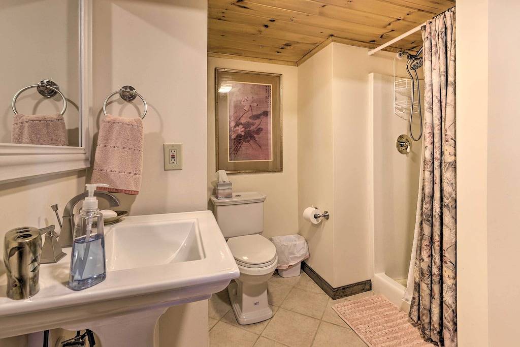 Ganze Wohnung, Cozy Studio: Indoor Hot Tub & Inground Pool Access in Connecticut