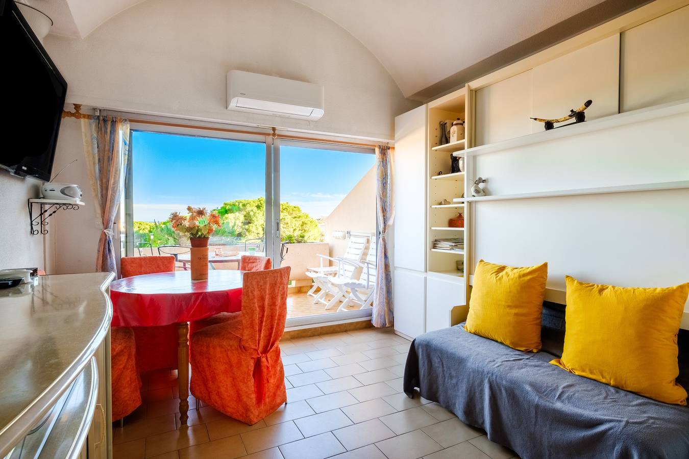 Studio entier, Appartement avec terrasse et vue mer à Antibes – Résidence avec piscines et parc arboré in Antibes, Région de Cannes