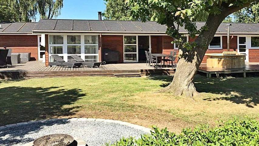 Ferienhaus für 10 Personen, mit Garten und Sauna sowie Whirlpool und Terrasse, mit Haustier in Juelsminde