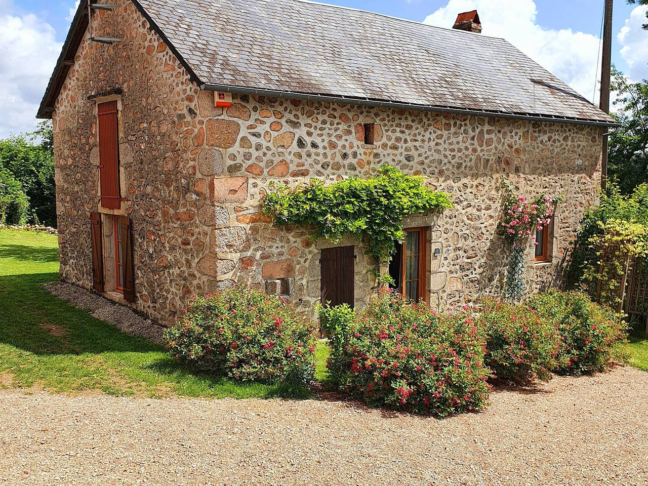 Encantador gîte en Morvan con terraza, admite mascotas, cerca del lago y actividades in Planchez, Lago de Settons