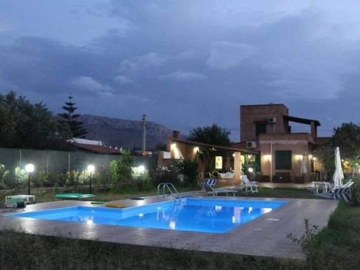 Location de vacances pour 8 personnes, avec Terrasse ainsi que Jardin et Piscine à Cinisi