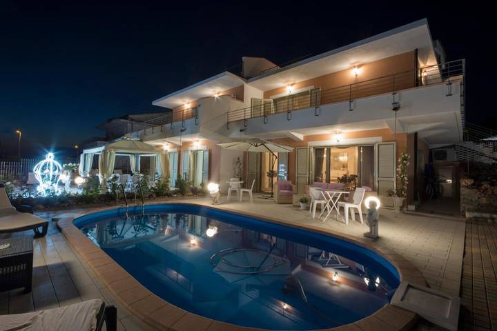 Casa vacanza per 4 persone, con Balcone e Terrazza nonché Giardino e Piscina a Tortora