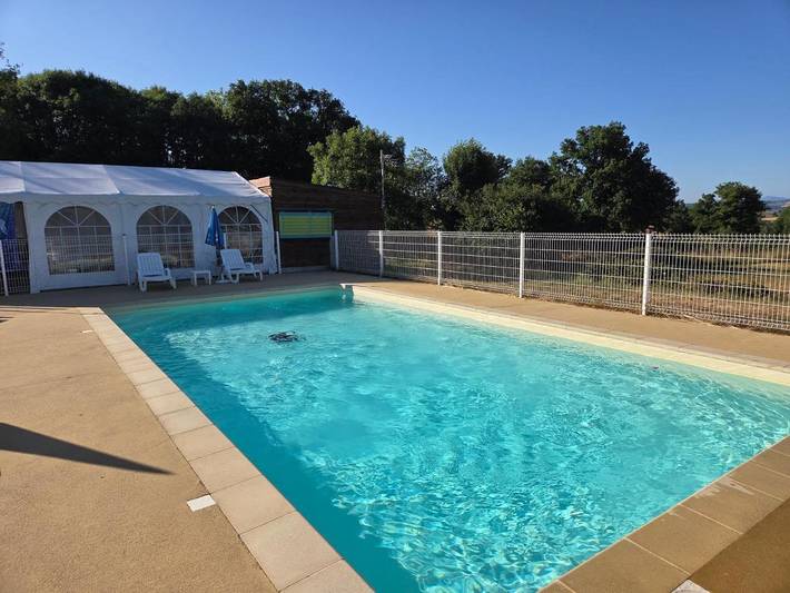Camping pour 4 personnes, avec vue ainsi que jardin et piscine, animaux acceptés