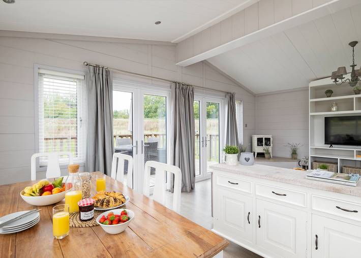 Elite Spa Lodge 2 (super kings) in Greenham, Berkshire