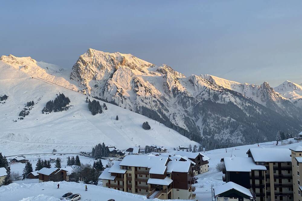 Entire apartment, South-facing mountain-view apartment with ski-in, ski-out convenience in Manigod, Annecy region