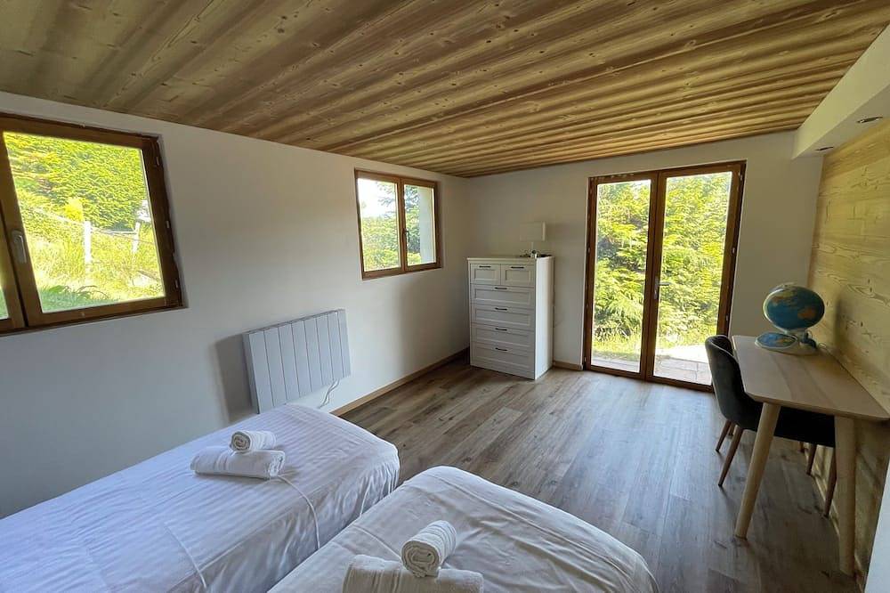 Chalet les Brimbelles, 8min from Lac de Gérardmer on the edge of the forest with view in Le Tholy, Épinal und Umgebung