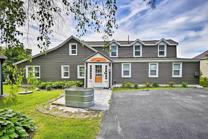 Vacation rental for 10 people, with yard and terrace, with pets in Lake Ontario