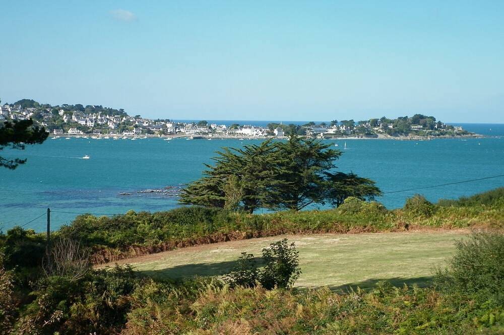 Entire apartment, Residence Cotes d'Armor, sea view, indoor pool, Wifi, beach walk in Plestin-les-Grèves, Ceinture Dorée