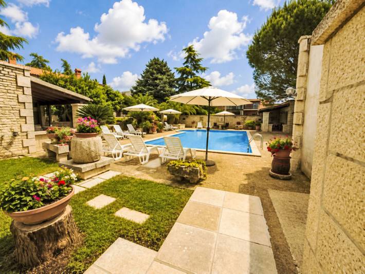 Ferienwohnung für 4 Personen, mit Balkon und Terrasse sowie Garten und Pool