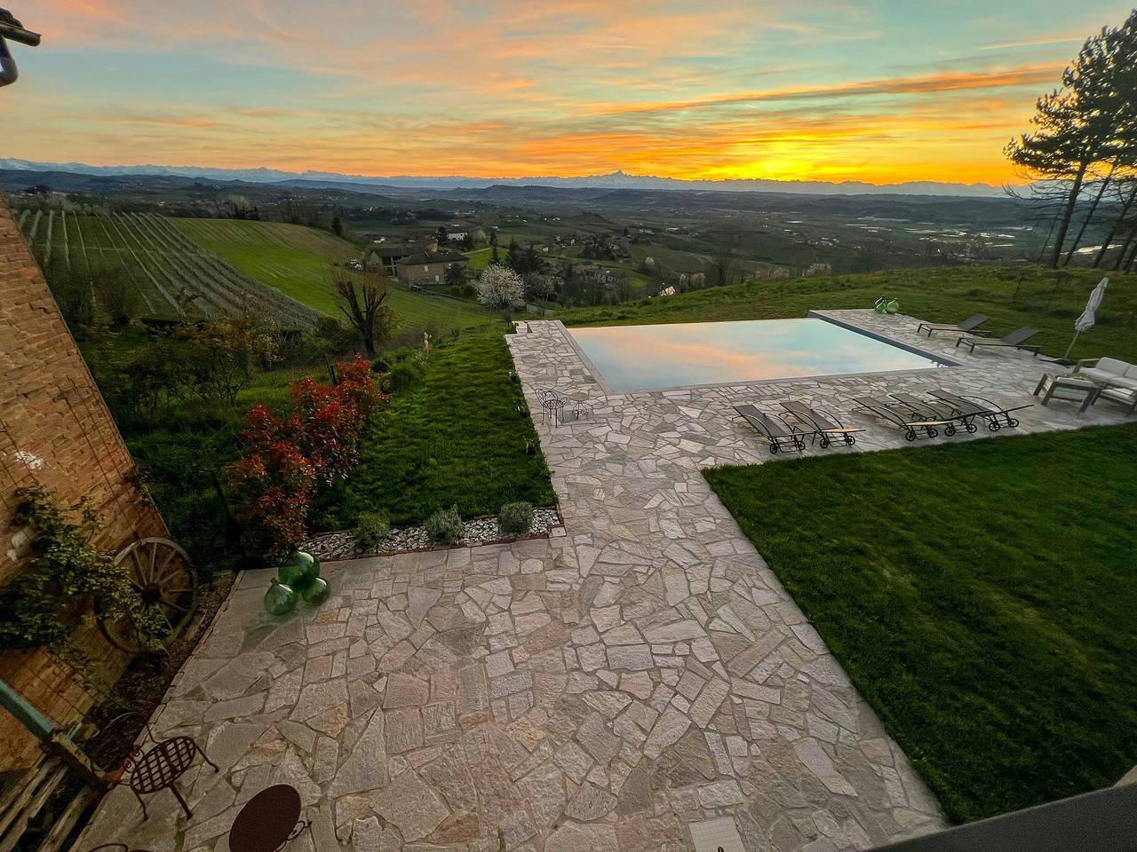 Villa aus dem 19. Jahrhundert mit Blick auf die Langhe und den Monte Viso in Castagnole delle Lanze, Langhe