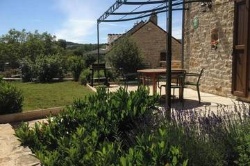 Gîte pour 5 personnes, avec piscine ainsi que jardin et balcon à La Malène