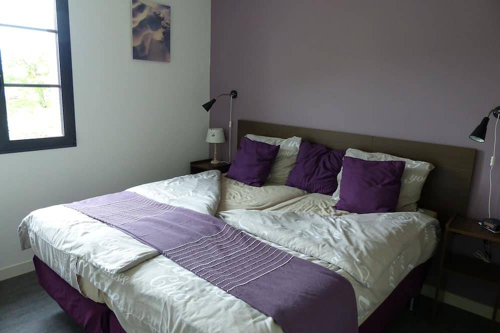 Appartement entier, La Figue: Luxe Appartement pour 4 personnes avec terrasse privée et une grande piscine + sauna. in Saint-Julien-de-Lampon, Quercy