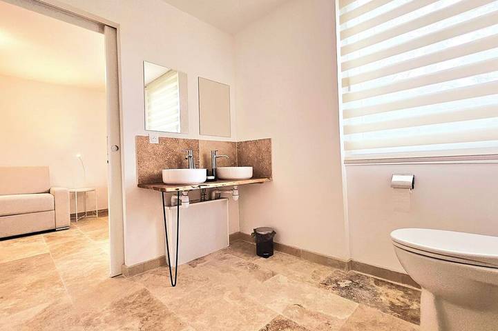 Appartement entier, L'Oléastre Appartement 80 M2 2 chambres avec salle de bain privée 28 m2 chacune in Pélissanne, Région d'Aix-en-Provence