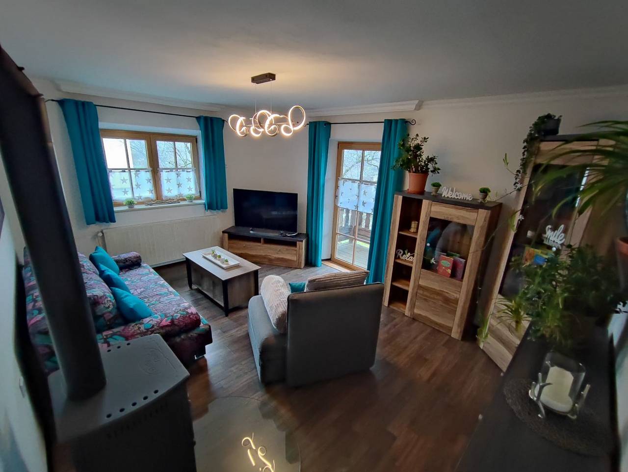 Ganze Ferienwohnung, Ferienwohnung beim Maler Gandi - Ferienwohnung zum Wohlfühlen mit Schwedenofen und gemütlicher Wohnküche in Kienberg, Landkreis Traunstein