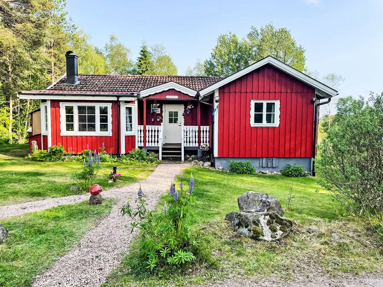 Idyllisch gelegenes, ebenerdiges Haus mit Terrasse in Västergötland