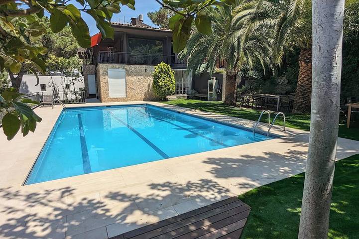 Maison de vacances pour 17 personnes, avec terrasse et jardin ainsi que jacuzzi et sauna à Canyelles
