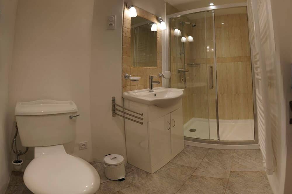 Ganze Wohnung, Esparron de Verdon neue Wohnung für 6 Personen. mit schöner Aussicht auf den See in Esparron-de-Verdon, Regionaler Naturpark Verdon