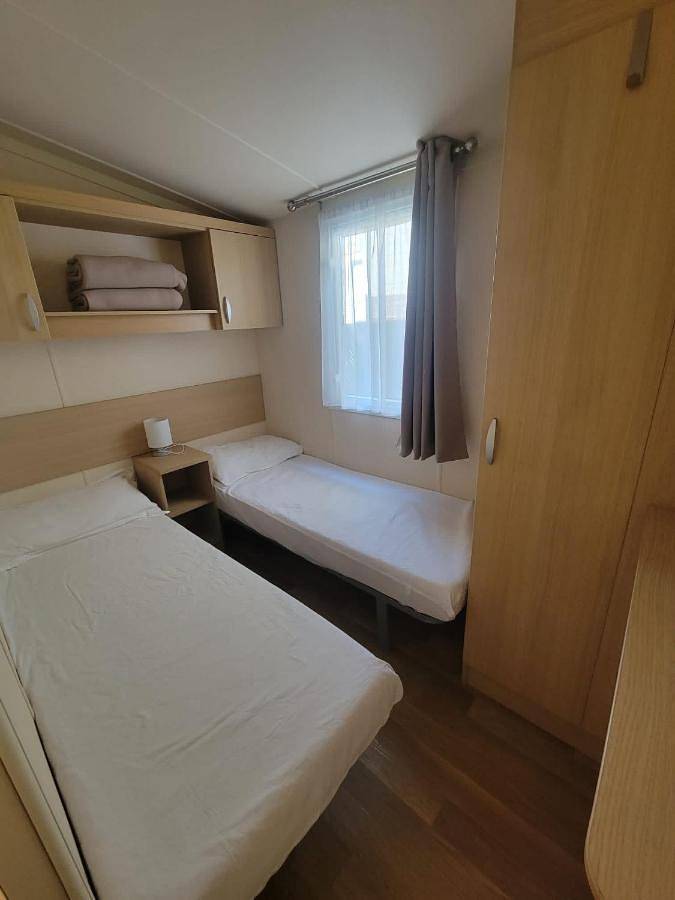 Camping pour 8 personnes, avec Terrasse et Jardin ainsi que Bassin pour enfant et Piscine à La Londe-les-Maures - 3