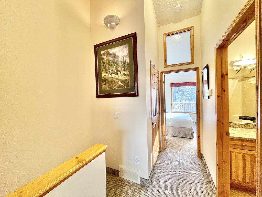 Two Storey Cozy Chalet W/2Br&2Ba Balcony Mountain Views/By Banff Gate / Sleep 6 in Banff-Nationalpark