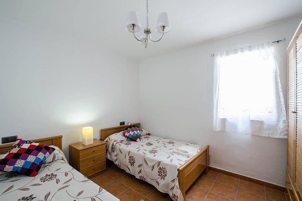 Cortijocabrill Located between the beach and the mountain. Ideal for families and groups in Mondrón, Periana