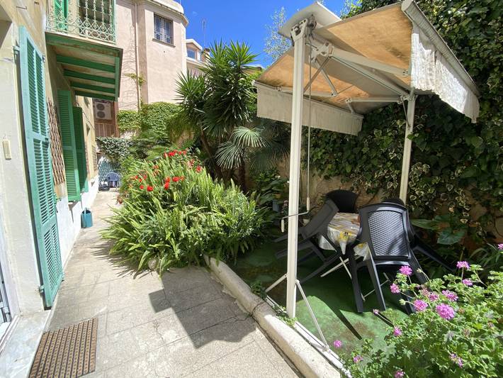 Vacation rental for 2 people, with terrace and yard in Menton