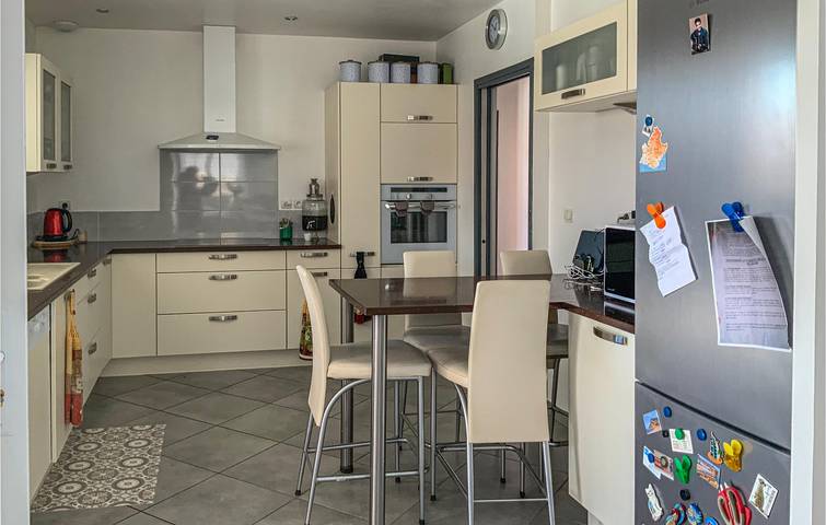 Charming Apartment with Pool, Parking & WiFi - Mallemort in Mallemort, Arles region