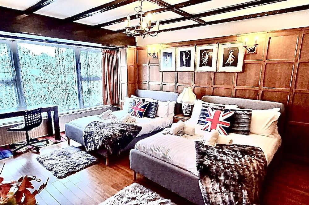 Cambridge Premium Luxury 4 Bedroom Large House with Parking| 5 mins to River Cam in Cambridge, Cambridgeshire