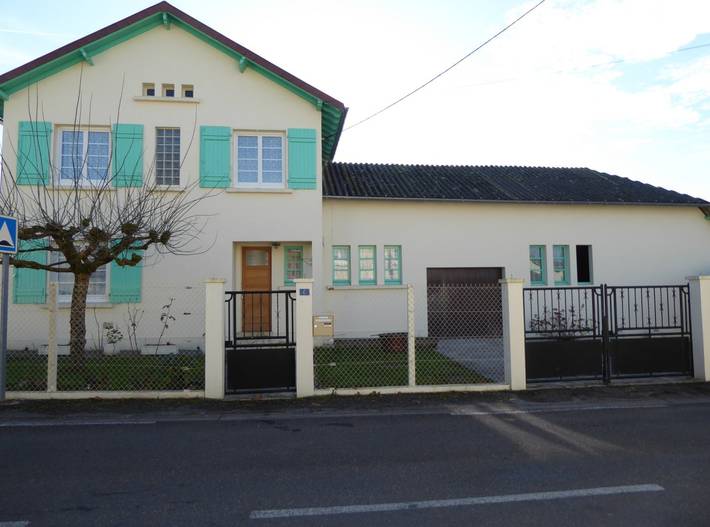 Gîte pour 5 personnes, avec terrasse et jardin à Ledeuix
