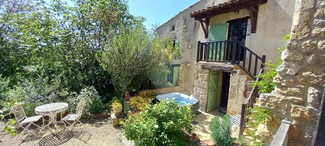 Location de vacances pour 4 personnes, avec Balcon et Jacuzzi ainsi que Terrasse et Jardin dans Frausseilles