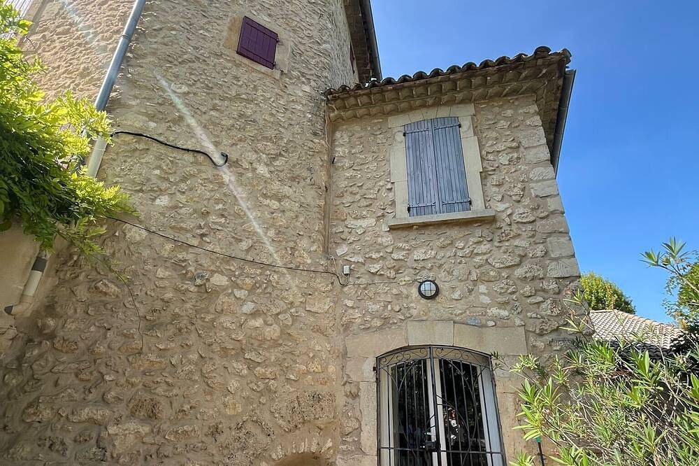 Holiday Home 'Romaine' with Private Terrace and Wi-Fi in La Roque-d'Anthéron, Aix-en-Provence region