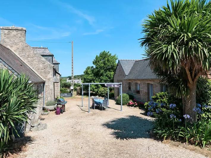 Location de vacances pour 2 personnes, avec jardin à Plounévez-Lochrist - 2