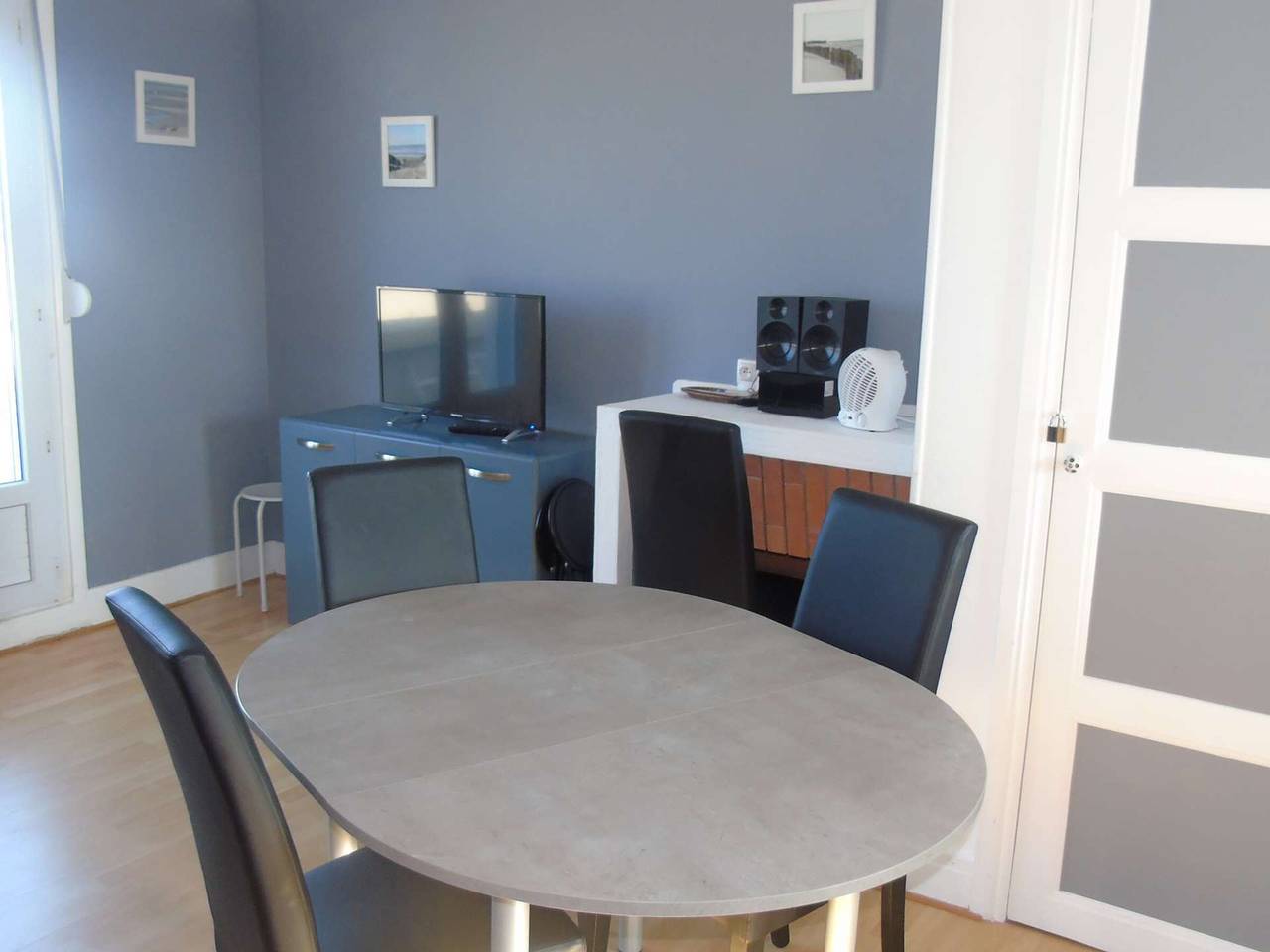 Entire apartment, Renovated seafront apartment with balcony & parking in Berck-Plage in Berck Plage, Berck